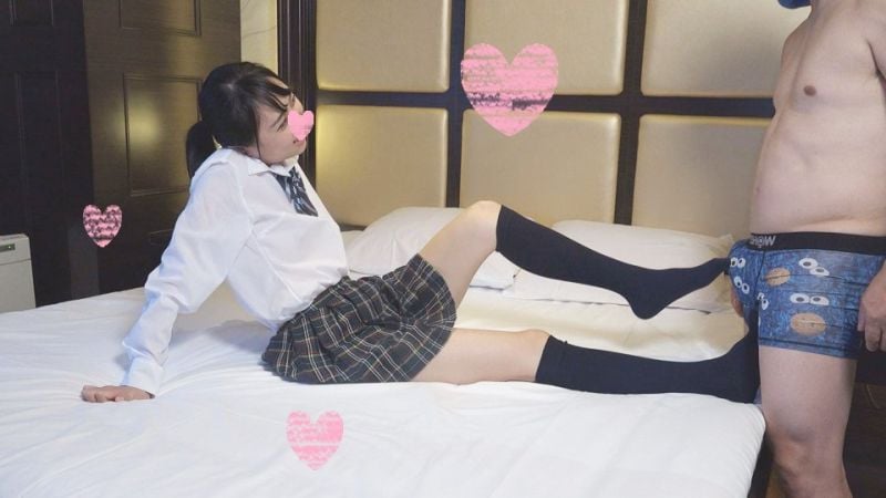 FC2-PPV-1240641 完全露臉 續・苗條貧乳美少女琴音19歳制服打扮抽插濃厚口交高潮連連中出性愛