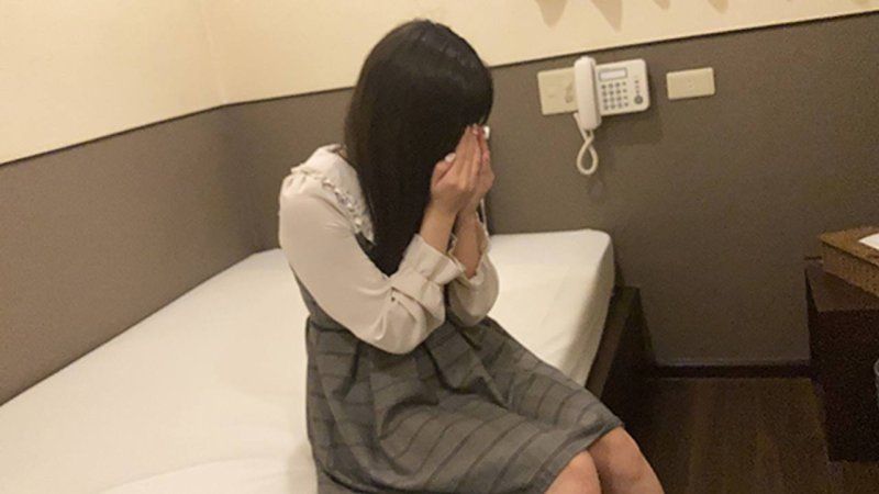 FC2-PPV-4802619 凉香20岁・颜射・无套。不脱衣服，对什么都听话的量产型哭哭系美少女，用CFNM玩弄她！（061）